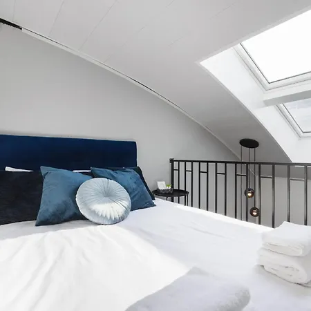 Bright Lofts Near Center Harbour شقة