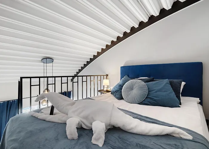 Bright Lofts Near Center Harbour Daire