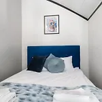 Bright Lofts Near Center Harbour Apartment *