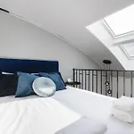 Bright Lofts Near Center Harbour Apartment